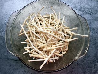 3、折耳根拌白肉,折耳根洗净，拆成约5厘米长的小段。