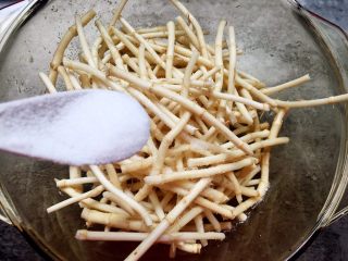 4、折耳根拌白肉,加入适量盐拌匀腌制5分钟，然后用清水漂洗两次沥干水份备用。