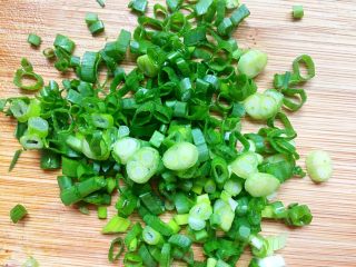 5、折耳根拌白肉,小葱切小段。