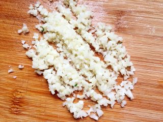 6、折耳根拌白肉,蒜切末。