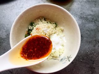 7、折耳根拌白肉,将蒜、葱、白糖、白芝麻一起放入碗中，再加入两勺辣椒油、一勺生抽、一勺老抽、一勺醋，三勺凉白开拌匀备用。