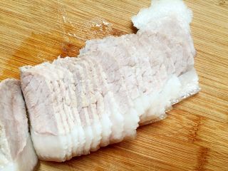 8、折耳根拌白肉,煮好的肉切薄片。