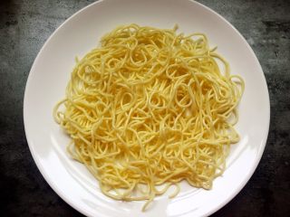 9、折耳根拌白肉,将凉面摆入盘中。