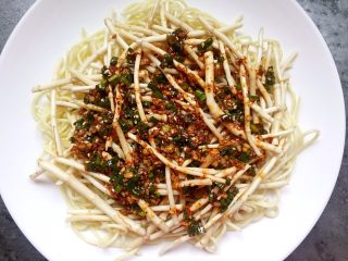 11、折耳根拌白肉,浇上一层料汁。