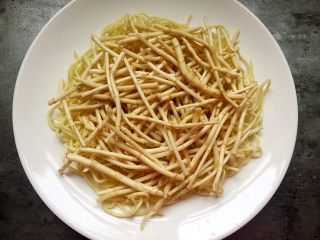 10、折耳根拌白肉,均匀摆上折耳根。