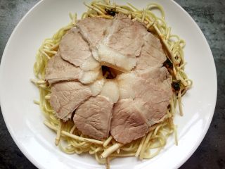 12、折耳根拌白肉,再摆上白肉。