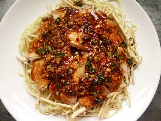 13、折耳根拌白肉,将剩的料汁全部浇上就做好了。