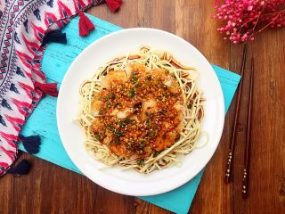 14、折耳根拌白肉,放置10分钟入味，拌匀食用。