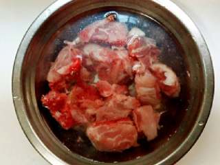 1、芋头骨头汤,骨头泡在水里，把血水泡出来。