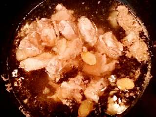 2、芋头骨头汤,沥干水分，加入锅中放水烧开，焯透。