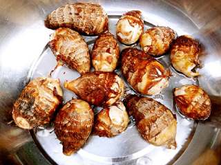 3、芋头骨头汤,毛芋洗净，倒入锅中烧开煮5-6分钟左右捞出