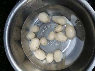 4、芋头骨头汤,去皮，这样水里煮过的去皮快一点，也不会痒痒。