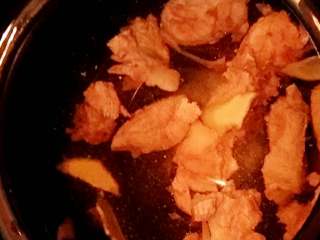 6、芋头骨头汤,焯好的骨头洗净，倒入汤煲里，放入适量的水，盐，料酒，生姜片和一点点醋炖开，转中火炖至骨头香味飘出。