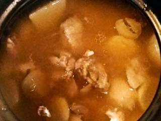 7、芋头骨头汤,再加入芋头块煮开，转中小火慢慢炖至芋头软烂，加入一点点鸡精关火