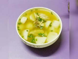 8、芋头骨头汤,关火盛入汤碗中，撒上葱花即可。
