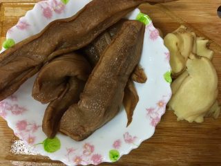 1、老菜脯燉雞湯,將老菜脯稍微用水沖一下後瀝乾，切好老薑片一起備用