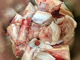 2、老菜脯燉雞湯,雞肉剁成塊狀