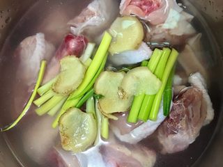 3、老菜脯燉雞湯,將剁好的雞肉加水淹過放入2根青蔥（已切段）及老薑片20公克