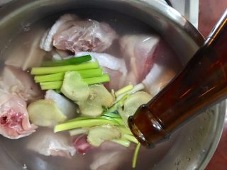 4、老菜脯燉雞湯,倒入米酒10ml於步驟3的鍋內