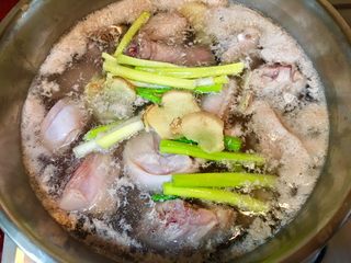 5、老菜脯燉雞湯,放置瓦斯爐上轉中火加熱至出現浮沫隨即關火