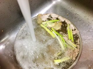 6、老菜脯燉雞湯,將步驟5整鍋拿到水龍頭下沖冷水