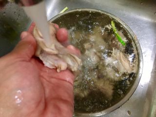 7、老菜脯燉雞湯,沖好冷水的雞肉逐一清洗乾淨