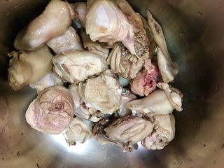 8、老菜脯燉雞湯,清洗乾淨的雞肉塊放入鍋內