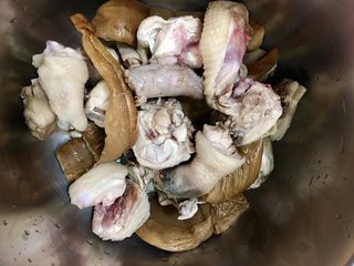 9、老菜脯燉雞湯,將步驟1的老菜脯放入步驟8的鍋內