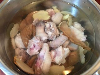 11、老菜脯燉雞湯,將冷水3500ml倒入步驟10鍋內中