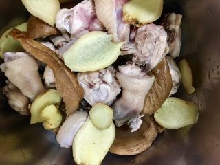 10、老菜脯燉雞湯,將剩餘的老薑片30公克放入步驟9的鍋內