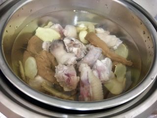 13、老菜脯燉雞湯,將步驟11整鍋食材放入步驟12的電鍋內