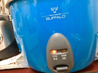 14、老菜脯燉雞湯,蓋上鍋蓋按下開關