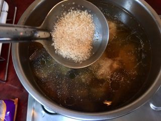 16、老菜脯燉雞湯,30分鐘後將整鍋雞湯取出放在瓦斯爐上，加入砂糖15公克，以中和老菜脯的鹹，並提出老菜脯的甘