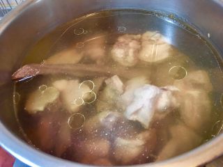 17、老菜脯燉雞湯,轉中火再次加熱至沸騰即可關火