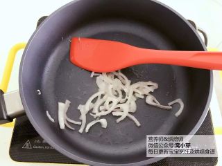 1、宝宝辅食：日式土豆炖肉,起锅，中火，倒入少许植物油，烧至5、6成热后，加入洋葱翻炒至变透明。