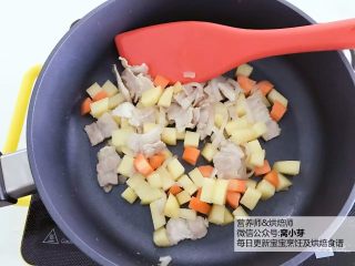3、宝宝辅食：日式土豆炖肉,倒入土豆和胡萝卜块，翻炒3-5分钟。