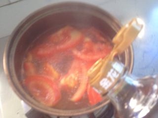 2、虾仁乌冬面（海鲜类）,煮番茄加麻油盐巴。