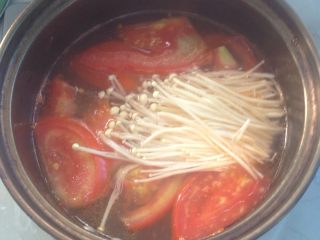 3、虾仁乌冬面（海鲜类）,熬好番茄加金针菇。