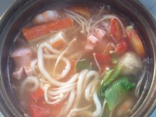 5、虾仁乌冬面（海鲜类）,乌冬面熟后，就下烫好的菜混合煮，1分钟左右，关火。加少许味精。试味道。提示：不够味可以加点盐巴！