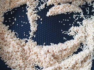 3、宝宝辅食：芝麻酱,小火将白芝麻炒熟大概三分钟就好了（芝麻容易糊锅所以要不停地翻炒或者晃晃锅的手柄大概不到3分钟可以炒熟 随时尝一尝）