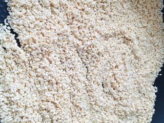 4、宝宝辅食：芝麻酱,炒熟的芝麻会特别香千万别炒糊否则就会发苦 如图这样微黄就可以了