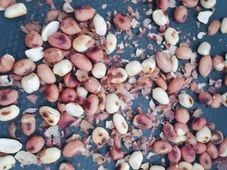 6、宝宝辅食：芝麻酱,炒熟的花生很容易脱壳 就说明炒好了（脱皮的时候把比较焦的花生挑出来舍弃不用 不然成品会有点发苦）