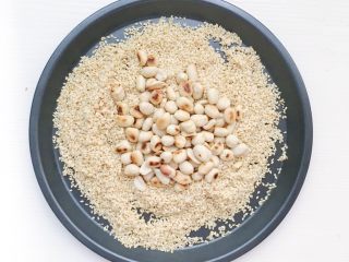 7、宝宝辅食：芝麻酱,将炒熟的白芝麻和脱好皮的花生放在一起晾凉