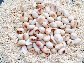 8、宝宝辅食：芝麻酱,晾凉的作用是一会打磨的时候不会因为有热气导致粉末抱团结块