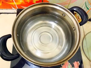 8、冬喝暖饮夏吃冰～养生养颜之气血双补女人汤,煮一锅水，水量为锅子的三分之二！