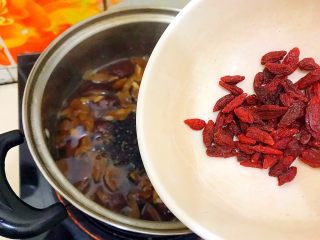 14、冬喝暖饮夏吃冰～养生养颜之气血双补女人汤,30分钟之后，加入枸杞！