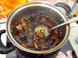 17、冬喝暖饮夏吃冰～养生养颜之气血双补女人汤,搅拌均匀，再开盖煮五分钟，即可！