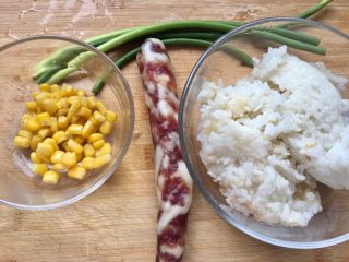 1、五分钟系列 腊肠炒饭,准备好材料