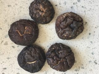 2、五分钟系列 腊肠炒饭,香菇五个