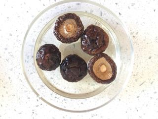 3、五分钟系列 腊肠炒饭,香菇泡发